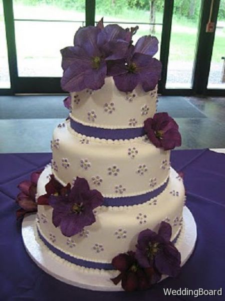 Purple wedding cake is good for seasonal wedding