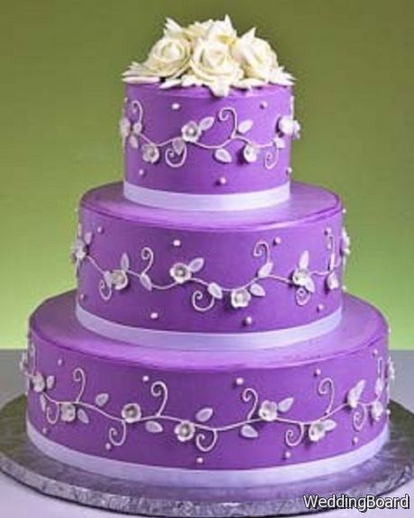 Purple wedding cake is good for seasonal wedding