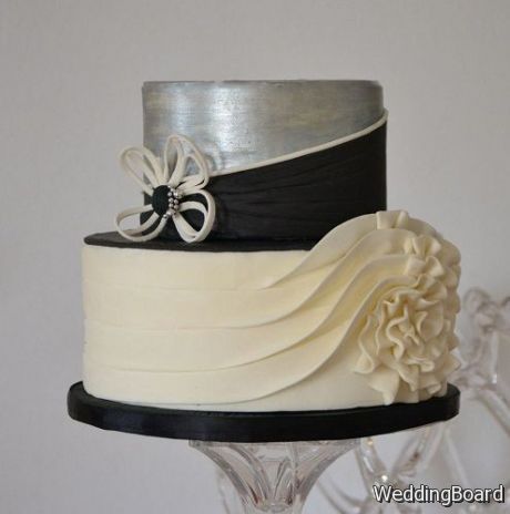 Small Wedding Cakes Only for Bride and the Groom