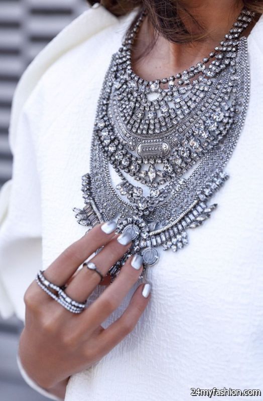 30 Ways To Style Chunky Necklaces 2019-2020