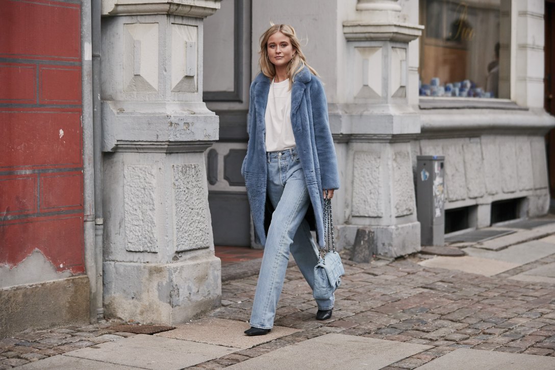 Bright denim - a trend that fashionable celebrities and influencers love